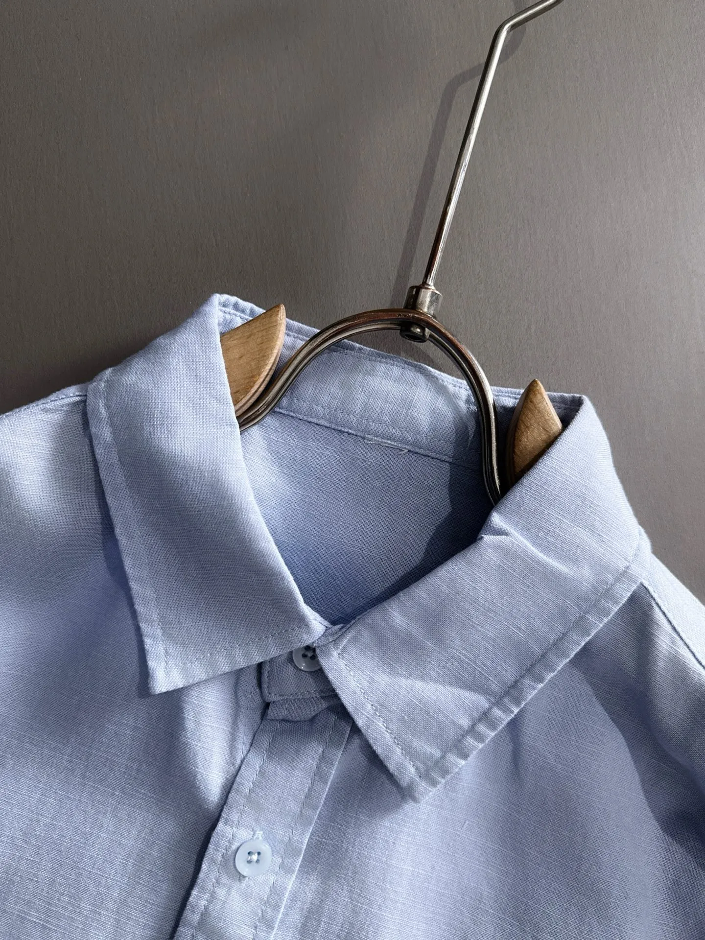 P360 Paul's 2025 new striped shirt, a versatile long-sleeved shirt for business and leisure. After a new style interpretation, with eye-catching earth tones, the fashion trend index of the entire shirt immediately soared! Made of imported 100% poplin cotton material, the light, silky and glossy silk fabric properties bring an unusual high-end visual sense. Needless to say, the upper body comfort is hand-cut. The pattern of the rear horizontal bar is restored, which is the only difference in the market! Technological electrostatic pressure spraying machine. The fluff is attracted by the plant body due to the different electric potential. It accelerates vertically and flies up to the pattern that has been scraped and primed. It is then dried in a high-temperature pipe oven to increase the fastness. The fashionable small pointed collar is paired with a flat-angle hem design, the overall simplicity and ability! Size: M-3XL
